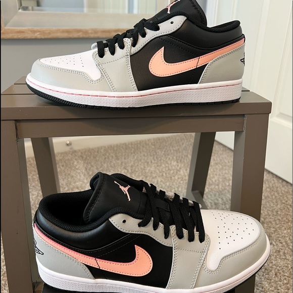 Air Jordan 1 Low - Picture 1 of 8